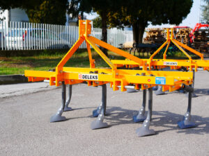 Cultivator with duck foot tynes