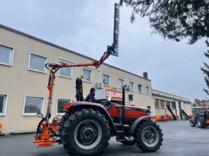 Hydraulic hedge bush cutter for tractor