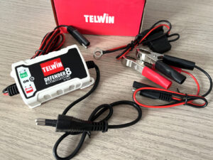 Intelligent battery charger and maintainer