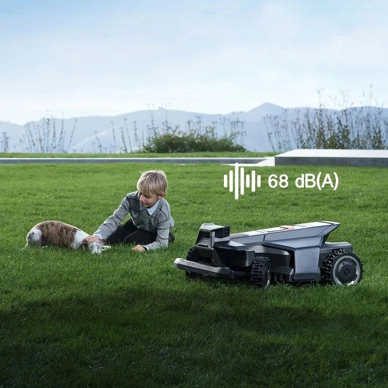 Īpaši klusas darbības zāles pļāvējs robots