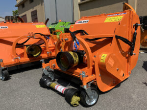 Mulcher with collector for sports fields or vineyard rows