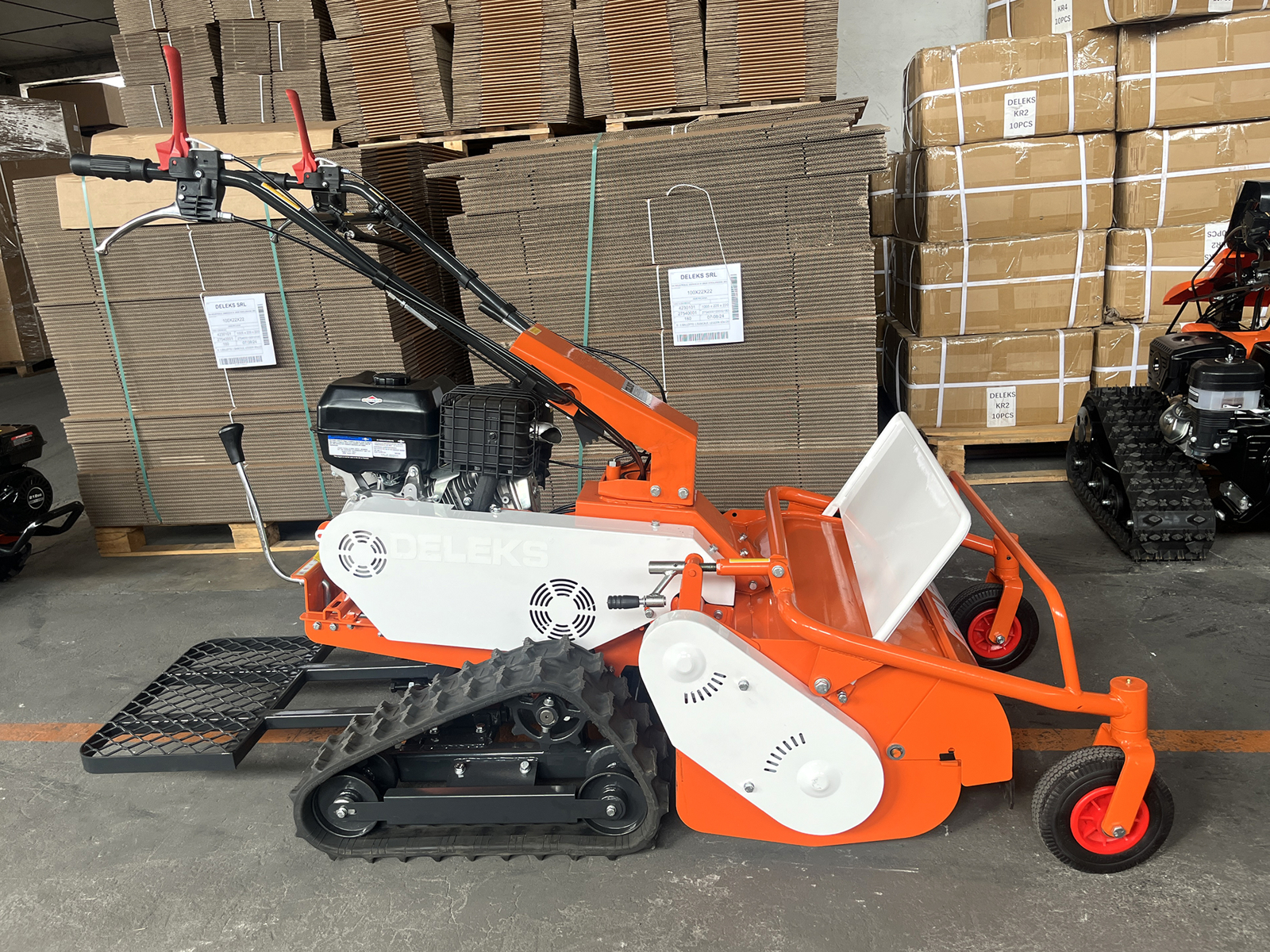 Self-propelled tracked mulcher Self-propelled tracked mulcher