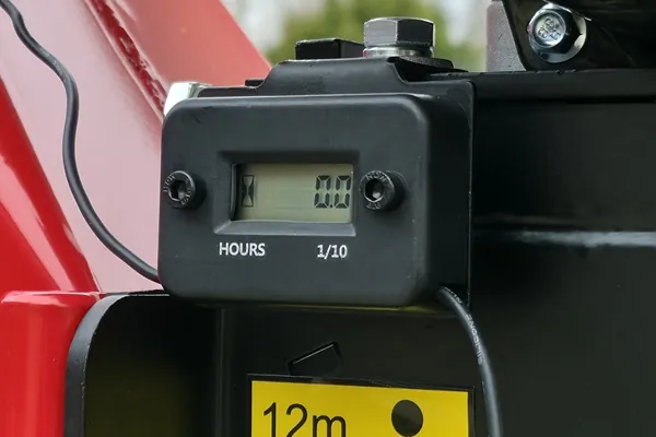 Dzinēja darba stundu skaitītājs zaru smalcinātājam